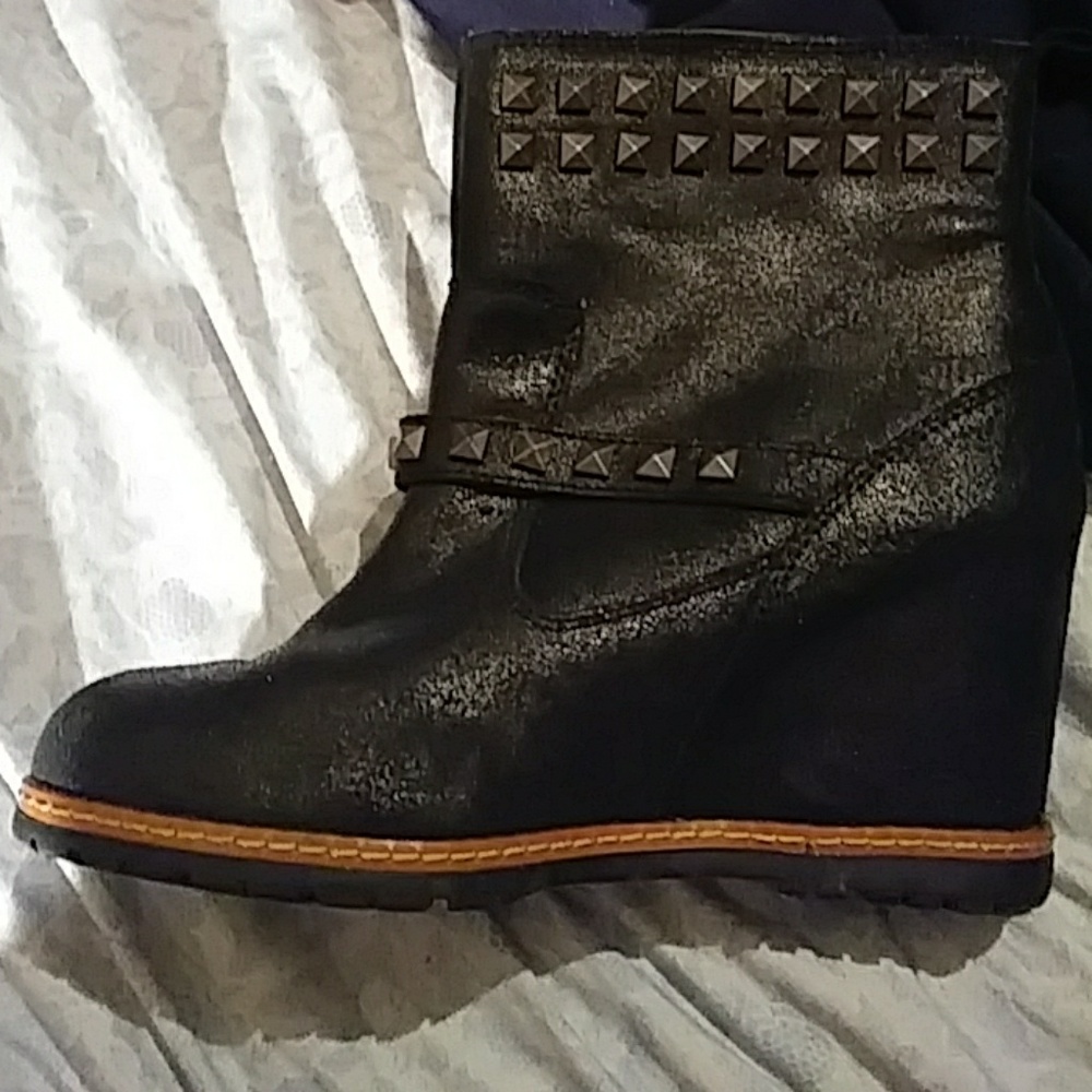 Sketchers wedge stud boots